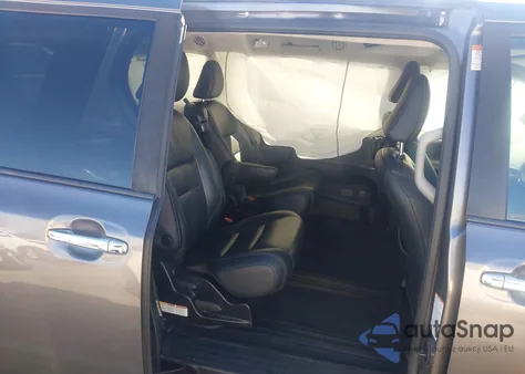 2018 Toyota Sienna Se 8 Passenger z USA, uszkodzony, nr VIN 5TDXZ3DC1JS942275